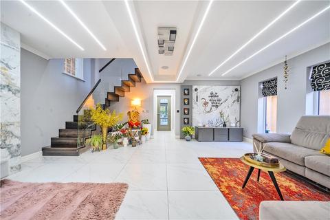 5 Braeside Close, Pinner, HA5 4HH