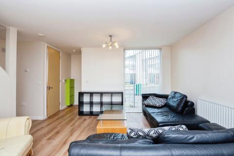 3 bedroom end of terrace house to rent, Paxton Place, Greater Manchester M11