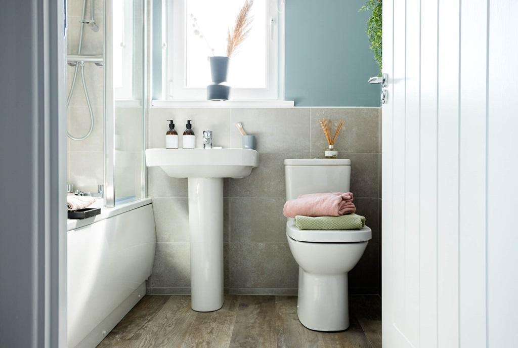 Main bathroom with shower over bath