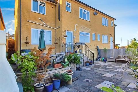 33a Nickleby Close, Rochester, ME1 2LE