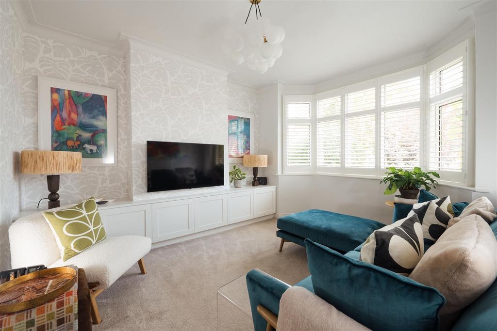 26 Queenswood Drive, Hitchin-01.jpg
