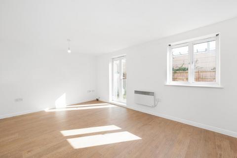 2 bedroom flat to rent, Hermitage Close, London