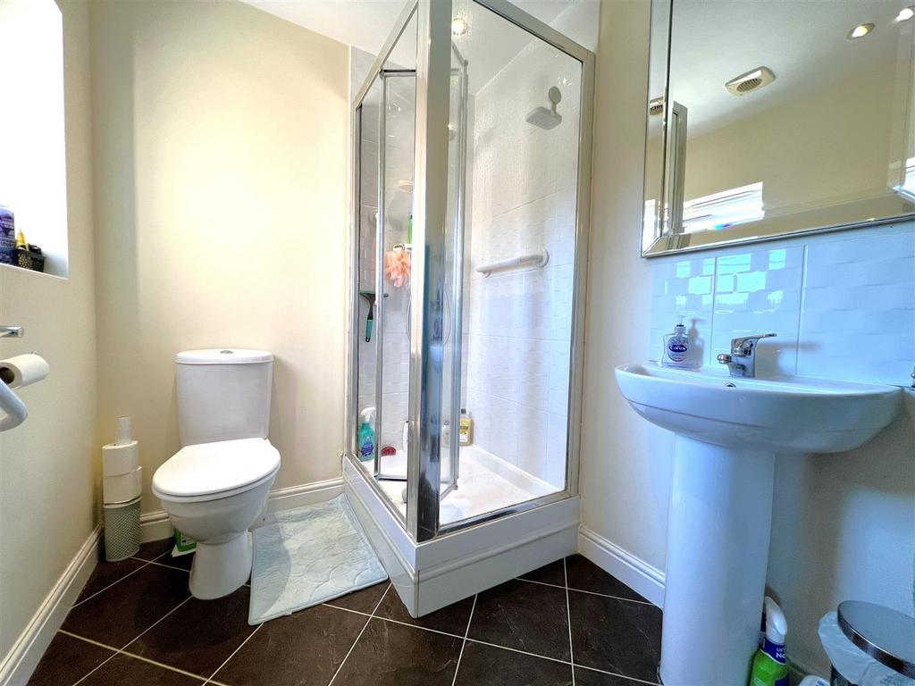 Bed 1 ensuite.jpg