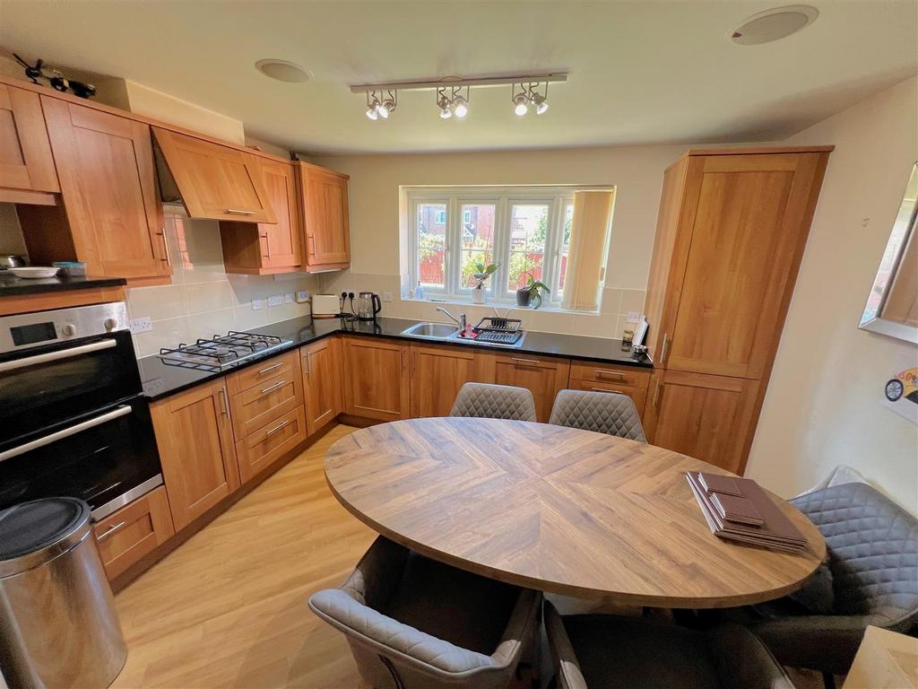 Kitchen 2.jpg