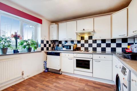 3 bedroom maisonette to rent, Brackley Close, Wallington