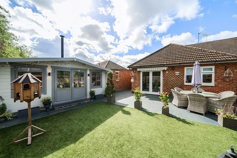 2 bedroom bungalow for sale, Teddington Gardens, Gloucestershire GL4