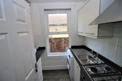 1 bedroom ground floor flat to rent, Carlton Avenue, Westcliff-On-Sea, SS0