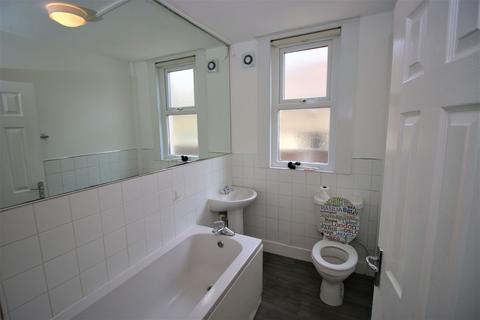 1 bedroom ground floor flat to rent, Carlton Avenue, Westcliff-On-Sea, SS0