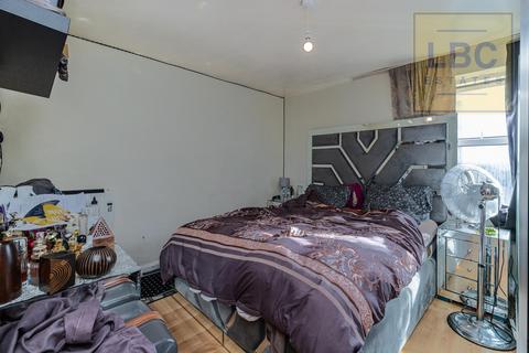 2 bedroom flat for sale, Chelsea Close, London NW10