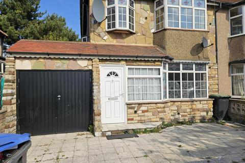 3 bedroom end of terrace house to rent, Stockton Road, London N18