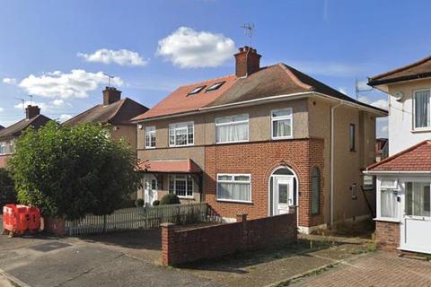 3 bedroom semi-detached house to rent, Dorset Avenue, Hayes UB4