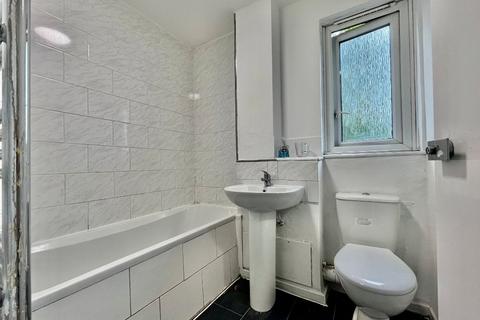 3 bedroom flat to rent, Ridgeway Walk, Northolt, UB5