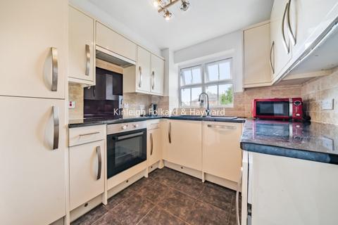 2 bedroom flat to rent, Massingberd Way London SW17