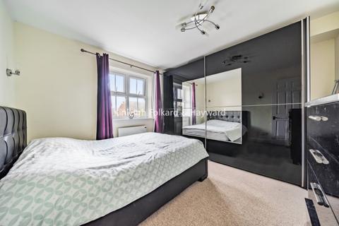 2 bedroom flat to rent, Massingberd Way London SW17