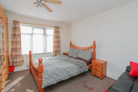 3 bedroom flat to rent, Georgia Road, Thornton Heath CR7