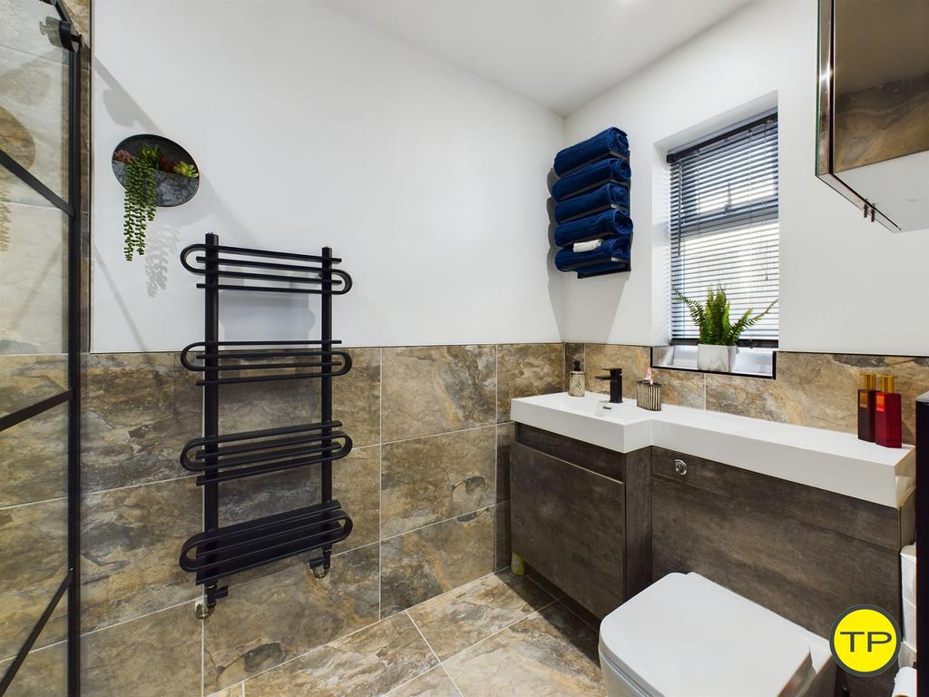 Ensuite bed 2