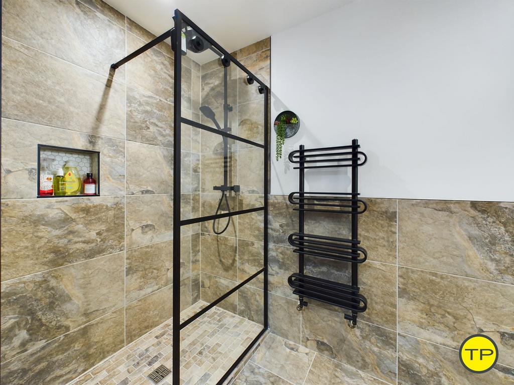 Ensuite bed 2
