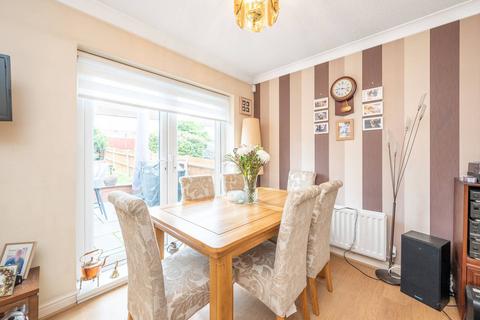 22 Riverside, London, NW4 3TX