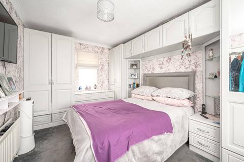 22 Riverside, London, NW4 3TX