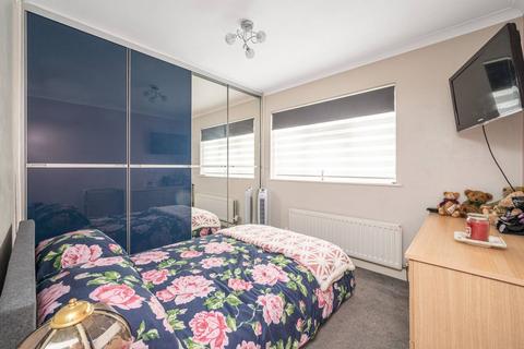 22 Riverside, London, NW4 3TX