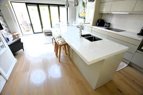 97 Burns Avenue, Feltham, TW14 9LX