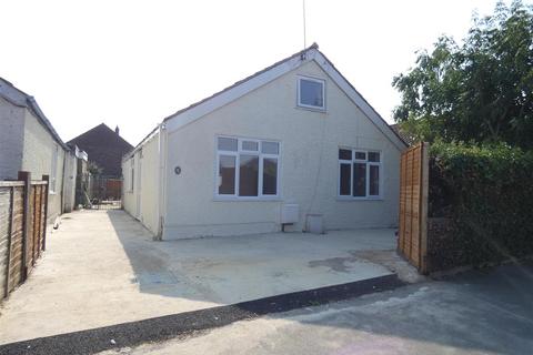 5 bedroom detached bungalow to rent, Bower Way, Cippenham