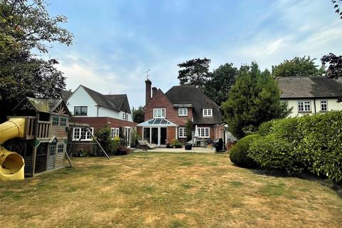 4 bedroom detached house to rent, Park Road, Surrey GU15