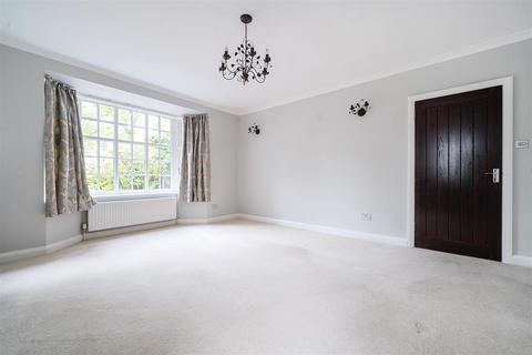 4 bedroom detached house to rent, Park Road, Surrey GU15