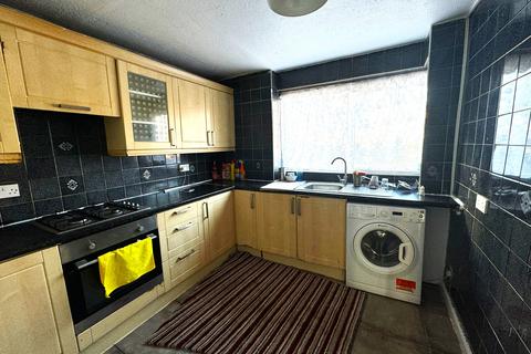 4 bedroom ground floor maisonette to rent, Drew Road, London E16