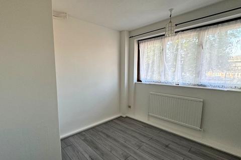 4 bedroom ground floor maisonette to rent, Drew Road, London E16