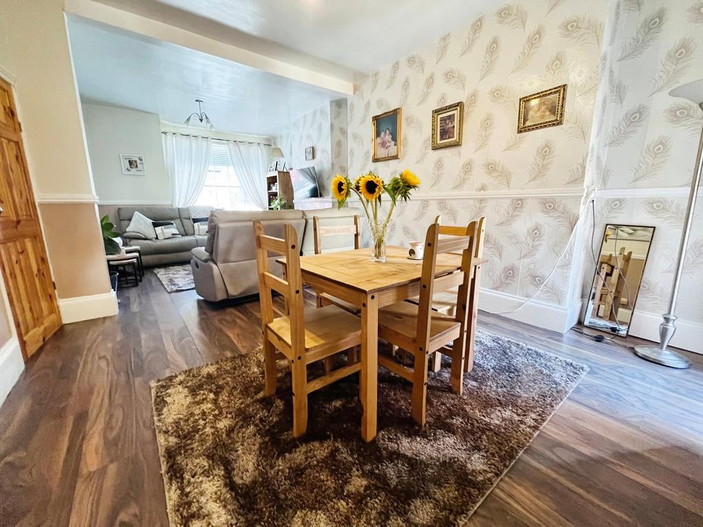 Lounge/Dining