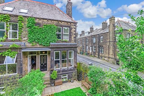 4 bedroom end of terrace house for sale, East View, Yeadon, Leeds, West Yorkshire, LS19