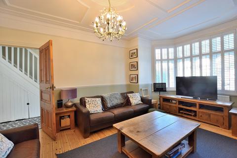 4 bedroom terraced house for sale, Caversham Avenue, London, Greater London. N13