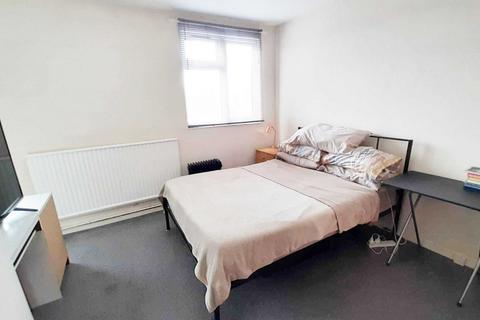 2 bedroom maisonette to rent, Chobham Road, London E15