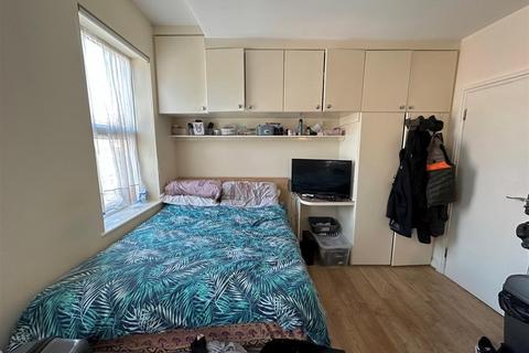 Studio to rent, Gathorne, London N22