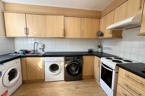 Studio to rent, Gathorne, London N22