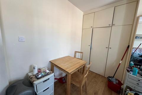 Studio to rent, Gathorne, London N22