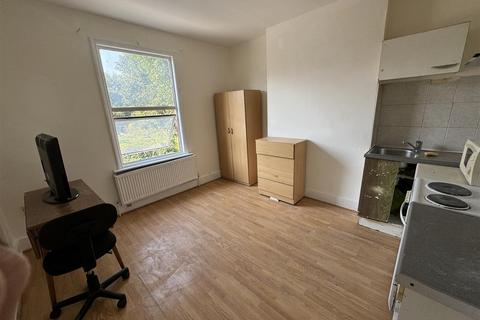 House share to rent, Lampton Road, Hounslow TW3