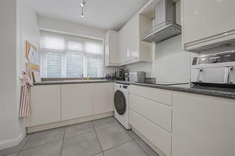 2 bedroom maisonette for sale, Stroud Crescent, London