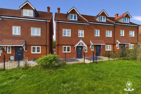 4 bedroom townhouse for sale, Fishbourne Gardens, Chineham, Basingstoke, Hampshire, RG24