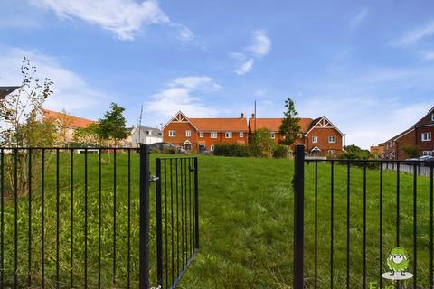 4 bedroom townhouse for sale, Fishbourne Gardens, Chineham, Basingstoke, Hampshire, RG24