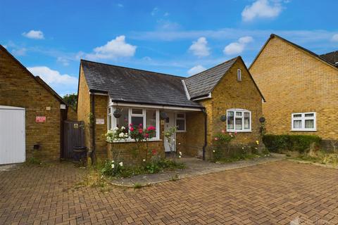 2 bedroom detached bungalow to rent, St. Johns Avenue, Harlow CM17