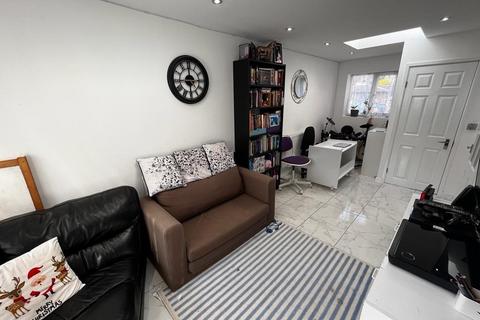 4 bedroom end of terrace house to rent, August End,  Reading,  RG30