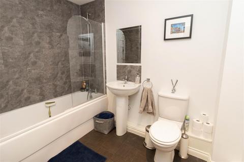 2 bedroom flat for sale, Manor Park, High Heaton, Newcastle Upon Tyne