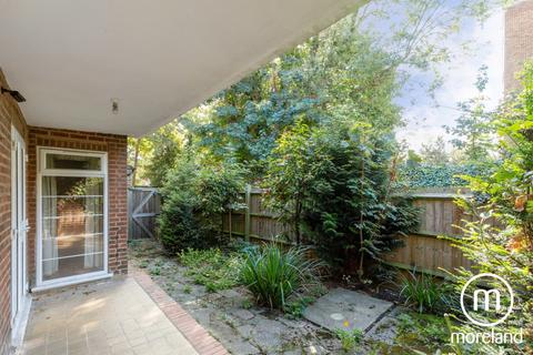 2 bedroom ground floor flat for sale, Garrick Park, London NW4