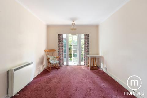 2 bedroom ground floor flat for sale, Garrick Park, London NW4