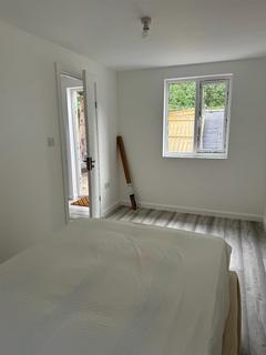 1 bedroom link detached house to rent, Great North Way, London NW4