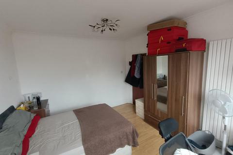 7 bedroom house share to rent, Springfield Mount, London NW9