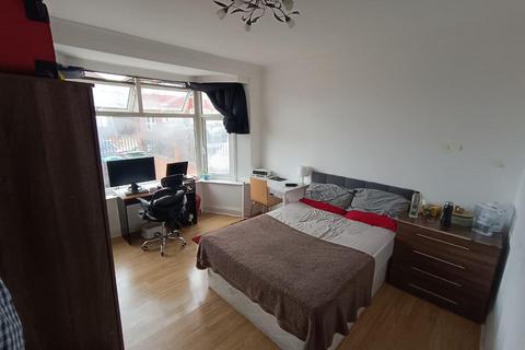 7 bedroom house share to rent, Springfield Mount, London NW9