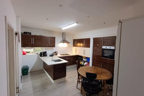 7 bedroom house share to rent, Springfield Mount, London NW9